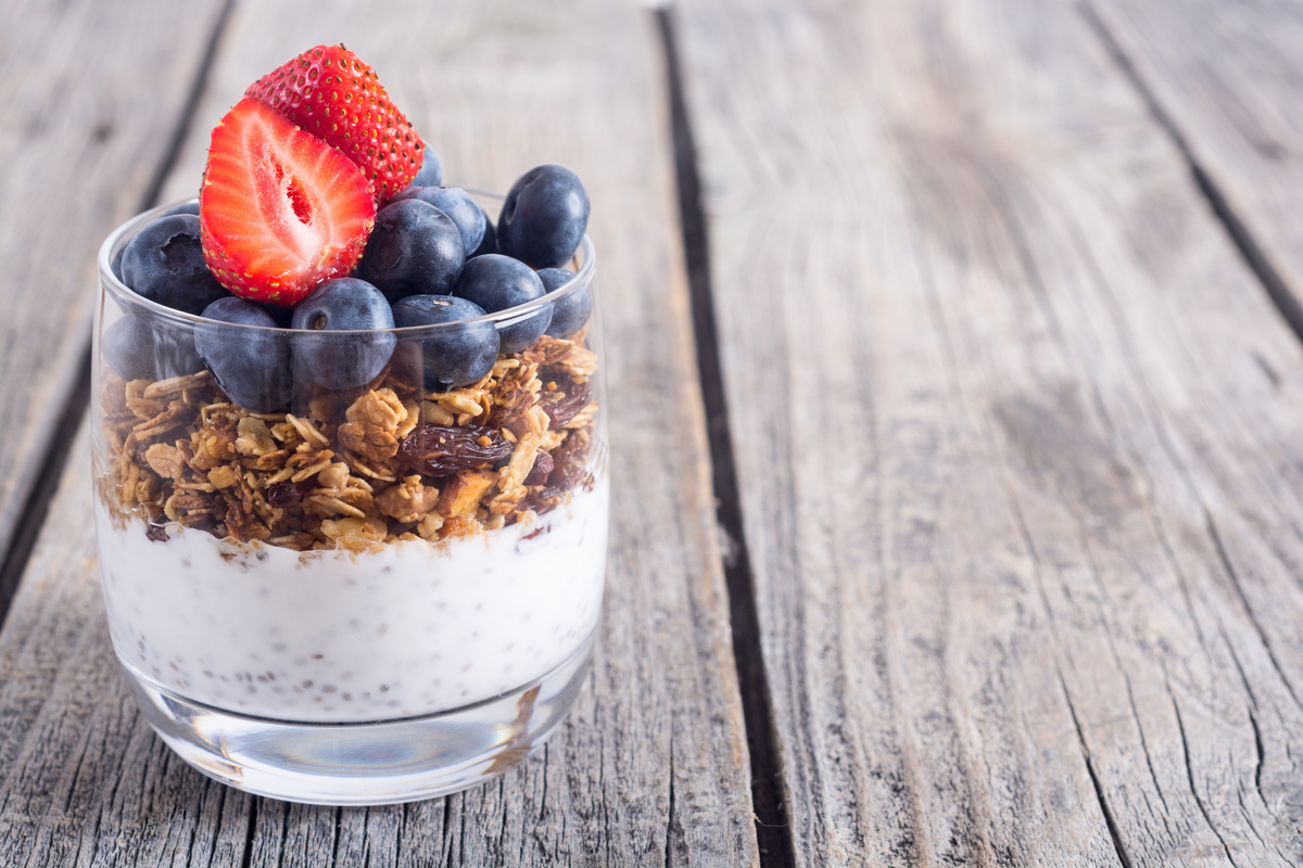 Chia yogurt with granola